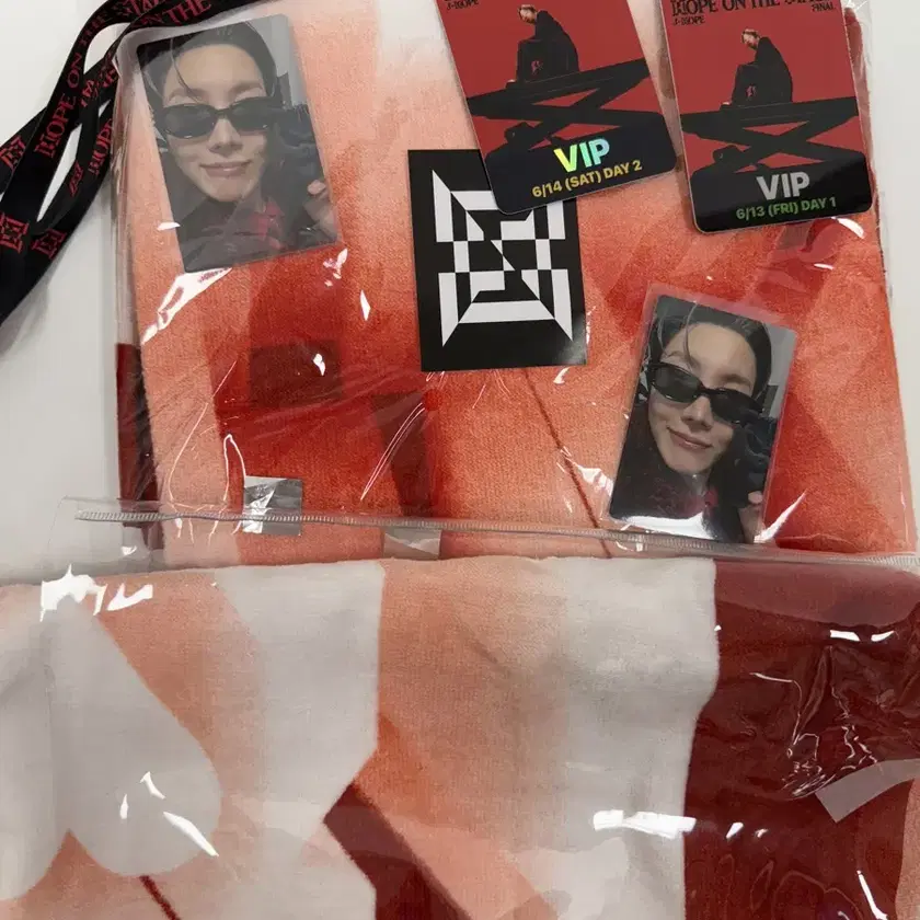 HOPE ON THE STAGE VIP特典　ポーチ Unboxing VIP Gifts from Hope on the Stage Tour | TikTok