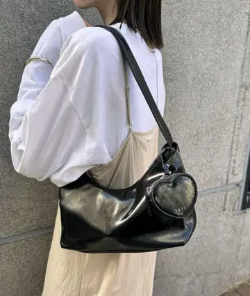 mystic loti 하트 파우치가 달린 호보 백