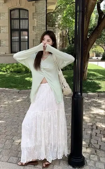 자수 화이트 플레어 스커트