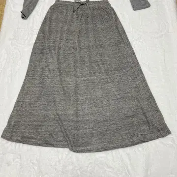 그레이 플레어 스커트 레이스 장식
