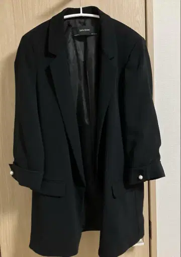 블랙 테일러드 자켓, 펄 버튼 장식