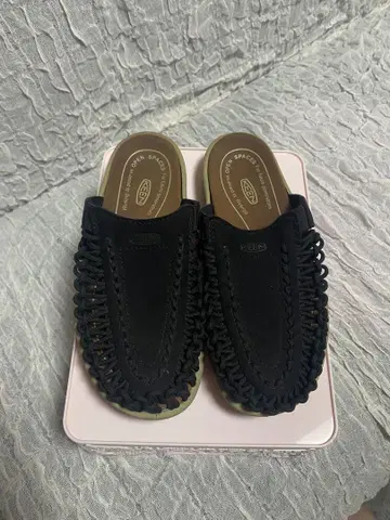 KEEN 블랙 슬립온 샌들