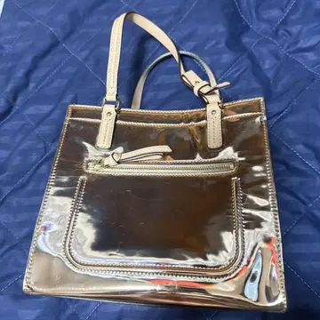 메탈릭 브라운 핸드백 탈부착 가능한 스트랩 포함