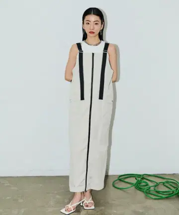 AIC 숄더 벨트 지퍼 롱 원피스