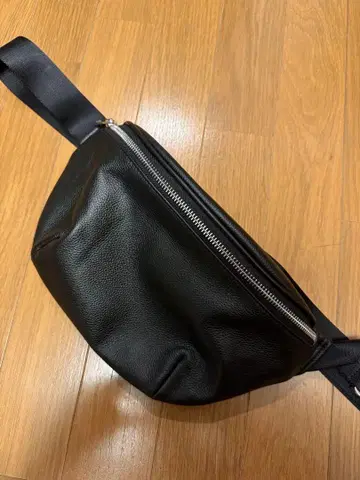 완판템 지유 GU 리얼 가죽 바디백 블랙 검정