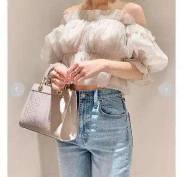 SNIDEL 볼륨 개더 프릴 오프숄더 블라우스 아이보리