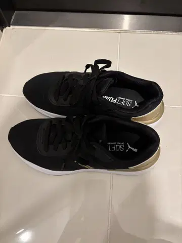 Puma 블랙/골드 스니커즈 22.5cm
