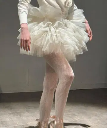 자신을 위한 볼륨 튤레 투투 아이보리