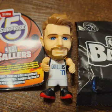 5 NBA Ballers 루카 돈치치 피규어 화이트 유니폼