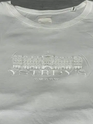 YSTRDY'S TMRRW 자수 로고 화이트 티셔츠 프릭스 스토어
