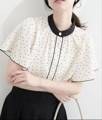 natural couture 디자인 단추 배색 플레어 소매 블라우스 도트