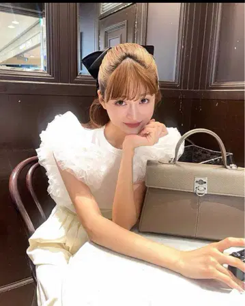 비비. 미카엘라 튤레 톱