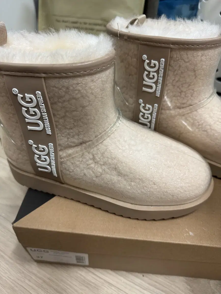 Ugg Boots Cream Chestnut Size 37