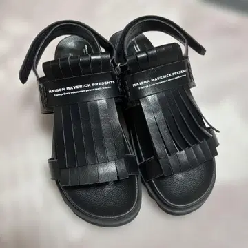 MAISON MAVERICK 블랙 프린지 샌들
