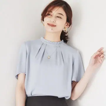 UNTITLED 프릴 스탠드 넥 블라우스 색스 블루