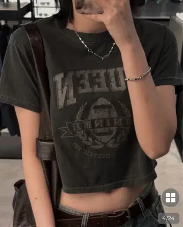 QUEEN 크롭 핏 티셔츠 차콜