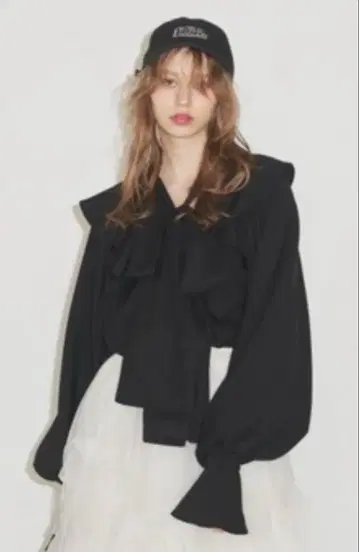 라벨 에뛰드 프릴이 달린 블랙 긴팔 셔츠
