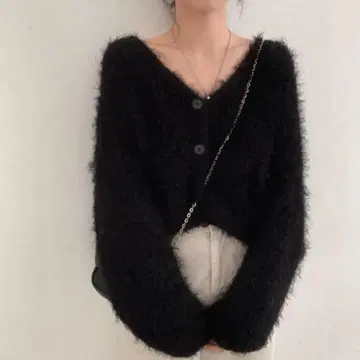 퍼지 V넥 긴팔 스웨터 블랙