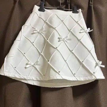 화이트 다이아몬드 퀼팅 미니 스커트