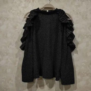 프릴이 달린 블랙 도트 긴팔 튜닉