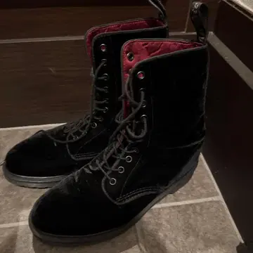 Dr. Martens Avery 10홀 벨로아 부츠 UK7