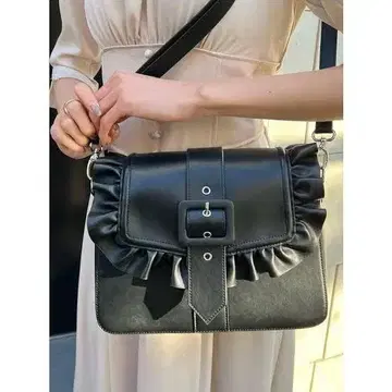 EATME 이토미 벨트 프릴 플랩 백 블랙