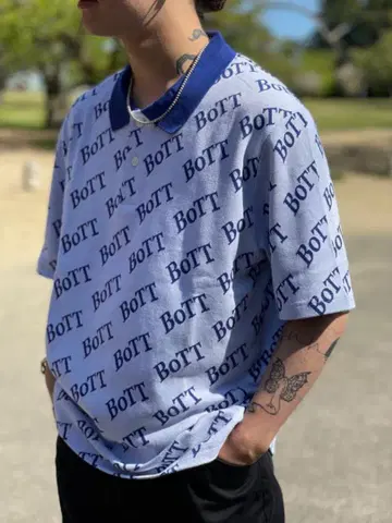 BOTT 피케 셔츠 올 로고 무늬 하마 오카모토 착용