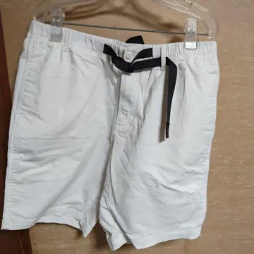 그라미치 화이트 숏 팬츠 조정 가능한 버클 포함