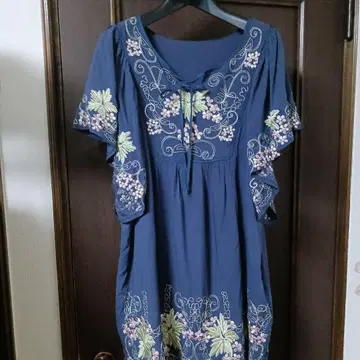 쓰리포타임 네이비 꽃무늬 자수 플레어 슬리브 튜닉