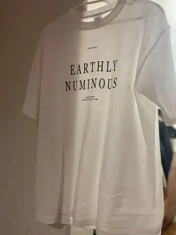 EARTHLY NUMINOUS 프린트 티셔츠 화이트