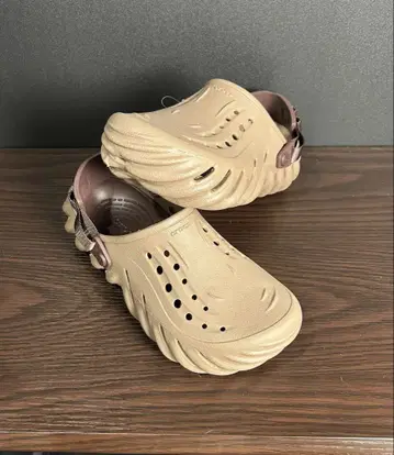 크록스 라떼 클로그 샌들