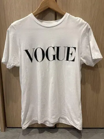 'VOGUE' 블랙 로고 화이트 티셔츠