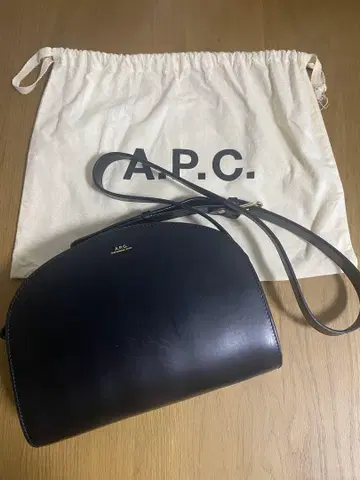 아페쎄 블랙 숄더백 반달형