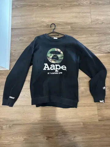 Aape 카모플라주 로고 맨투맨 블랙