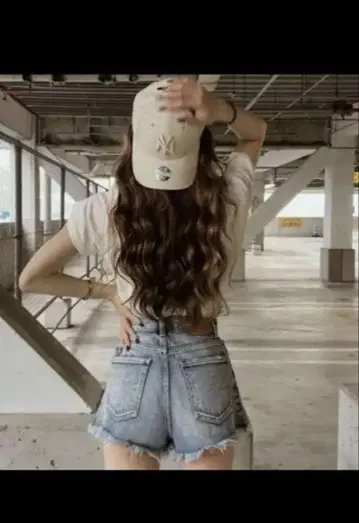 완판템! MOUSSY 프린지 데님 숏팬츠