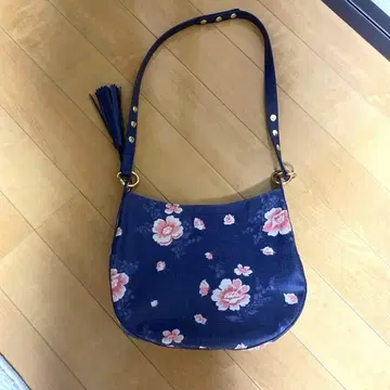 캐스키드슨 꽃무늬 네이비 숄더백