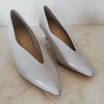 미사용!! LE TALON 루타론 V 컷 펌프스 23cm