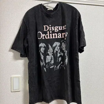 Disgust Ordinary 블랙 티셔츠