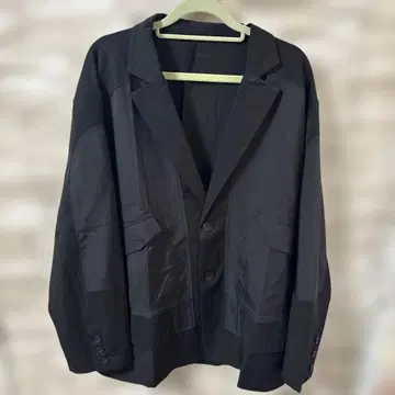 이종 소재 절개 블랙 테일러드 자켓