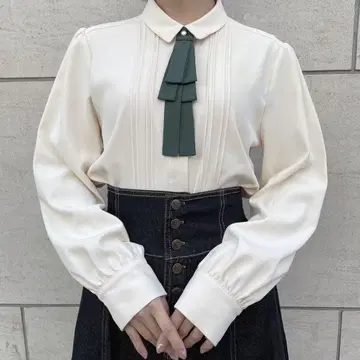다중 리본 타이 블라우스 안 아나저 앙젤라스 핀토