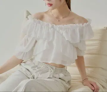 chico 시어 플라워 숄더 슬릿 프릴 블라우스 미사용 새상품