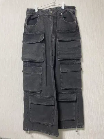 자신의 무덤을 파는 데님 카고 팬츠