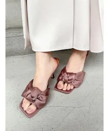 리젝시 리본 포함 새틴풍 샌들