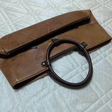 브라운 가죽 핸드백