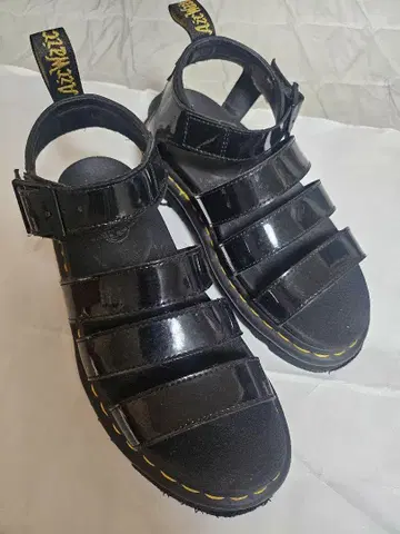 블랙 스트랩 샌들 통굽