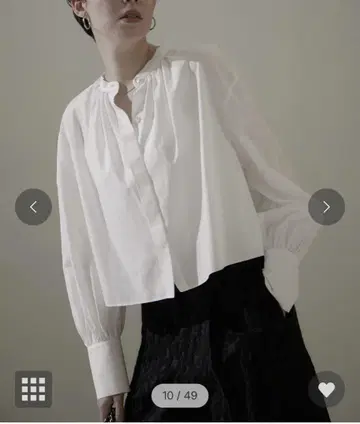 화이트 긴팔 셔츠 개더링 디테일