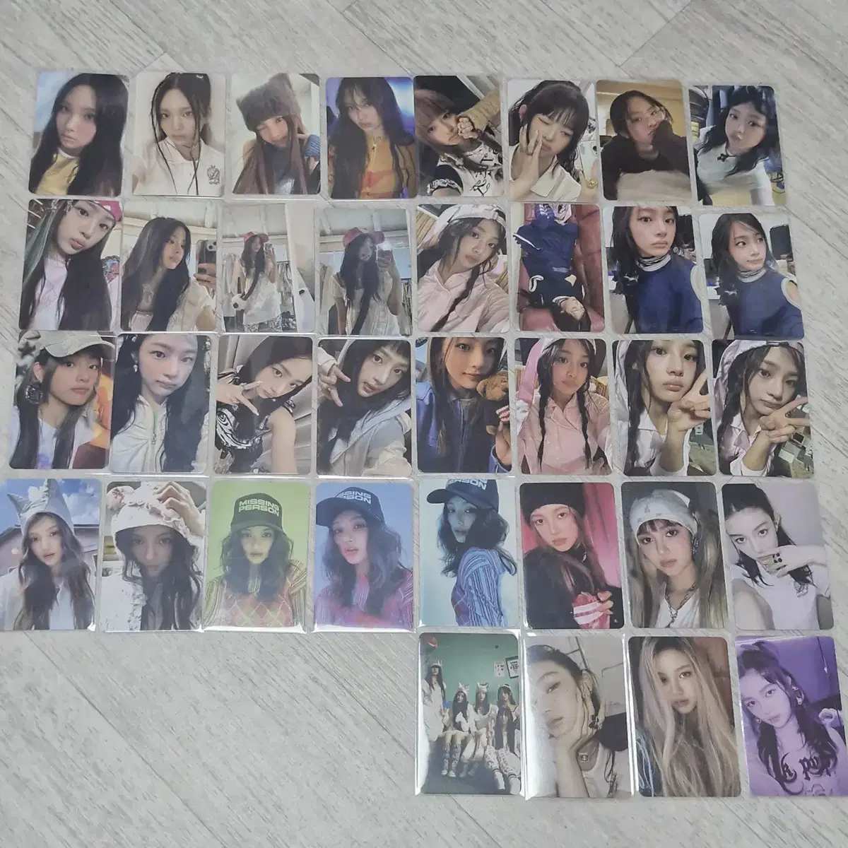 New Jeans poca Season's Greetings poster Minji Hanni Daniel Haerin Hyein