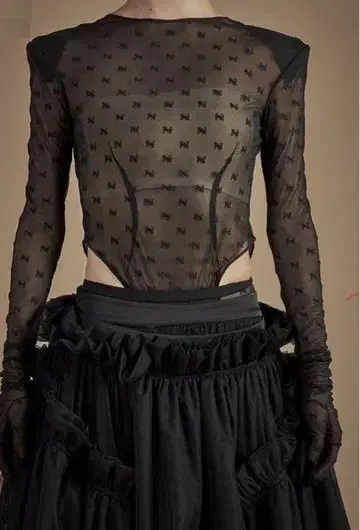 헨네 HAENGNAE KISHIMEN LOGO SHEER TOP 블랙