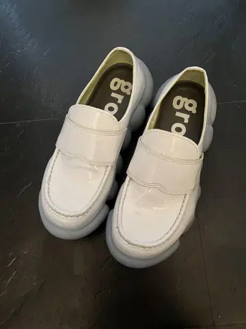 그라운즈 주얼리 로퍼 화이트