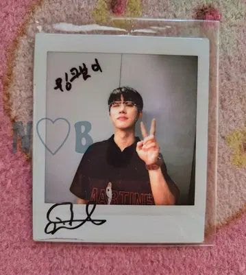 B.I  친필 사인 폴라로이드